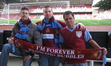 A sinistra Il Vinci West Ham Sopra i ragazzi nello stadio londinese 