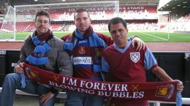 A sinistra Il Vinci West Ham Sopra i ragazzi nello stadio londinese