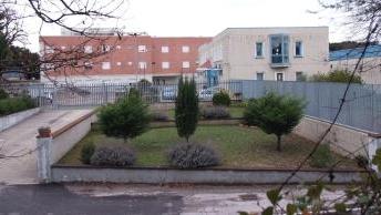 <b>IL CARCERE </b>di Massa Marittima e (a sinsitra) il direttore Carlo Mazzerbo