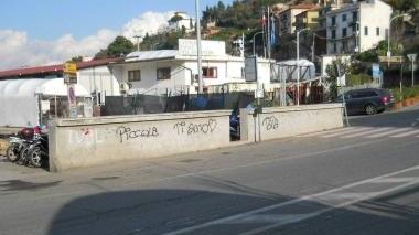 <b>IL MURO </b>all’ingresso del paese che sarà presto demolito