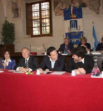 Gli scranni della Giunta nella sala del consiglio comunale 