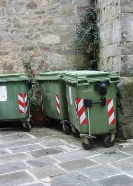 I cassonetti in piazzetta Arcangeli 