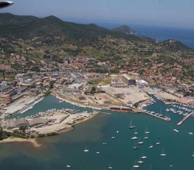 Una veduta aerea dell’area del waterfront a Portoferraio