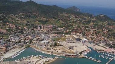 Una veduta aerea dell’area del waterfront a Portoferraio