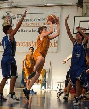 Una partita di giovani giocatori di basket 