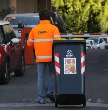 Un operatore Asm sposta un recipiente per la raccolta della carta  