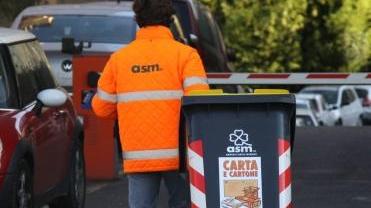 Un operatore Asm sposta un recipiente per la raccolta della carta