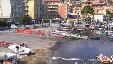 <strong>SIGILLI </strong>sui pontili di Porto Santo Stefano A sinistra la darsena del Valle
