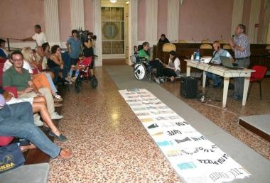 Una riunione del comitato scuola pubblica, al microfono Fabio Lucchesi 