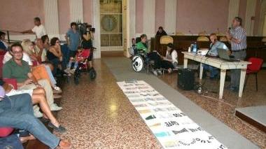 Una riunione del comitato scuola pubblica, al microfono Fabio Lucchesi