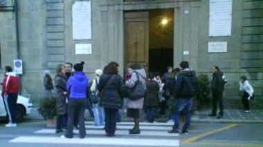 <b>PROTESTE</b> Anche il sit in dei genitori mercoled&igrave; scorso davanti al Comune di Arcidosso ha contribuito a bloccare il riassetto per il 2012 