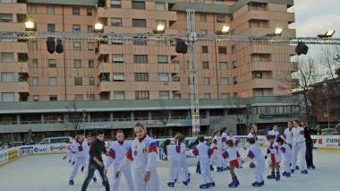 Qui sopra Karima, la pista sul ghiaccio alla Stazione e nella foto grande corso Matteotti addobbato