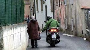 Cade dopo lo scippo: grave