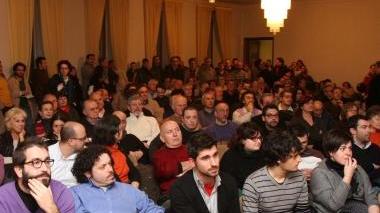 Sopra Umberto Cecchi, in alto il Ridotto del Teatro Metastasio durante una manifestazione
