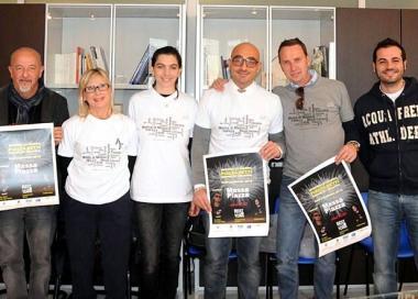 <b>TUTTI CON LE MAGLIE.</b> Al centro lassessore con la delegata per Marina 