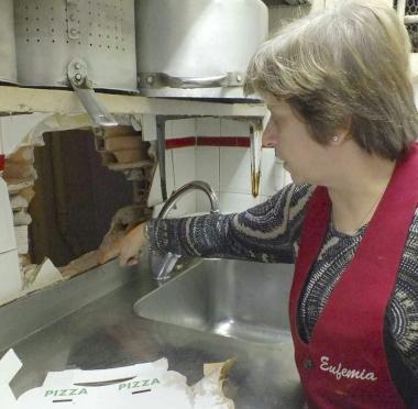 Il buco fatto nella cucina del bar-pizzeria e i locali completamente messi a soqquadro dai soliti ignoti 