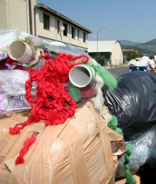 Rifiuti abbandonati fuori da una ditta 