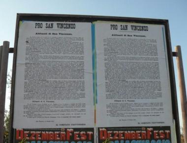 Alcuni dei manifesti affissi per le vie di San Vincenzo  