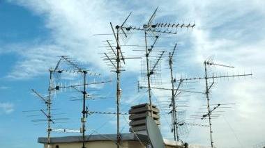 <b>ANTENNE</b> e parabole sui tetti non bastano a garantire ovunque la ricezione ottimale