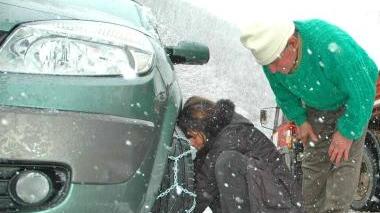 <b>IN CASO DI NEVE.</b> Catene e gomme speciali “meno” obbligatorie