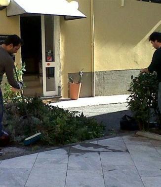 I commercianti al lavoro in via Ceci  