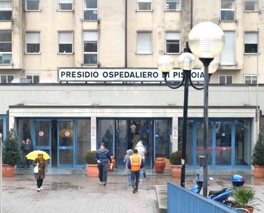 Lingresso dellospedale del Ceppo A destra una immagine di Giuseppe Belcaro Luomo si &egrave; sentito male dopo lintervento chirurgico 