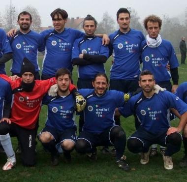 Igor Protti accosciato insieme ad altri calciatori della nazionale del vino 