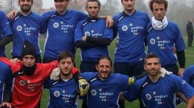 Igor Protti accosciato insieme ad altri calciatori della nazionale del vino
