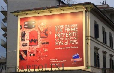 Il grande poster di corso Matteotti che pubblicizza loutlet di Barberino 