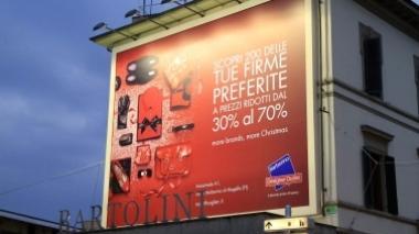 Mega poster in centro con la pubblicità dell'outlet di Barberino: è polemica