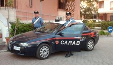 Acido sull'auto della vicina per vendetta: casalinga scoperta