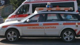 Scivola dal palo della luce e si frattura il bacino