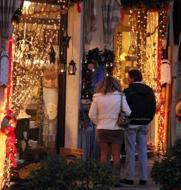 <b>SHOPPING NATALIZIO.</b> A passeggio tra le vetrine addobbate del centro 