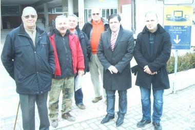 Vinchesi (secondo da destra) con alcuni associati Unms   