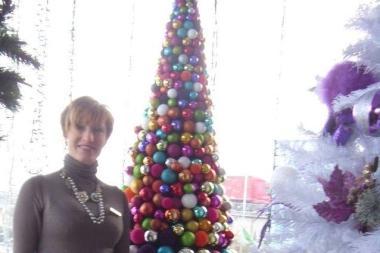 Daniela Salvadori nel suo negozio davanti ad una sua creazione di albero di Natale  