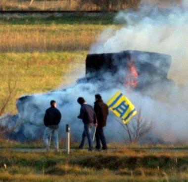 <b>TIFOSI VERONESI </b>Danno fuoco a un mezzo nel febbraio 2003 dopo essere stati bloccati allInterporto prima del match 