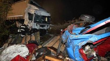 Il tir e il carico perso dal furgoncino, a destra il veicolo finito fuori strada