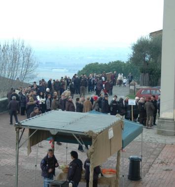 La fila delle persone in attesa di ammirare il presepe di Cigoli 
