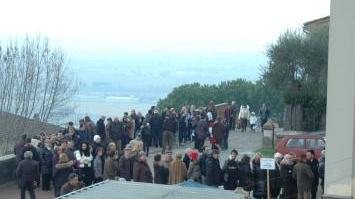 La fila delle persone in attesa di ammirare il presepe di Cigoli