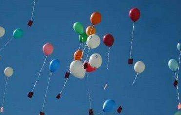 Palloncini colorati in cielo per festeggiare gli asili comunali