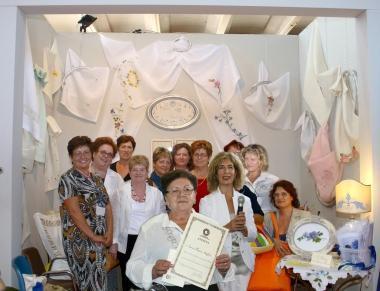 Il gruppo delle donne che fanno parte della associazione 
