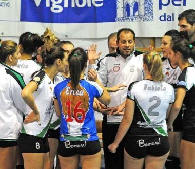 Il tecnico Frangioni d&agrave; istruzioni alle sue ragazze      