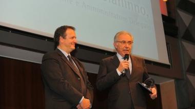 Roberto Colaninno (a destra) riceve l’Oscar