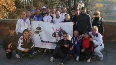 <b>COL VESSILLO DI BURLAMACCO.</b> Gli atleti versiliesi alla Firenze Marathon
