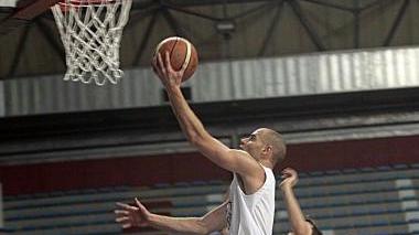 Un canestro di Gabriele Niccolai, uno dei rossoblù più in forma prima parte di campionato
