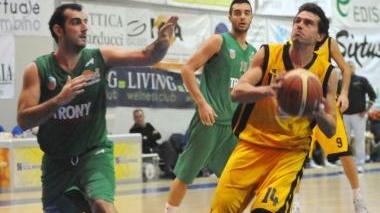Biancani in palleggio a sinistra Cecchetti al tiro