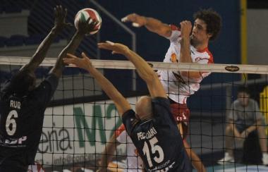 Davide Candellaro (Ngm Lupi) alla schiacciata 