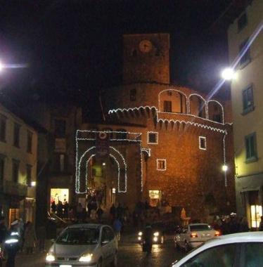 Due immagini del centro di Castelnuovo con le luci natalizie 
