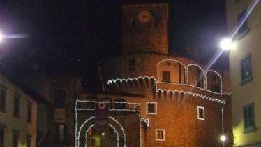Due immagini del centro di Castelnuovo con le luci natalizie
