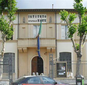 Adulti in classe all'Isa per imparare a fare i restauratori e i falegnami